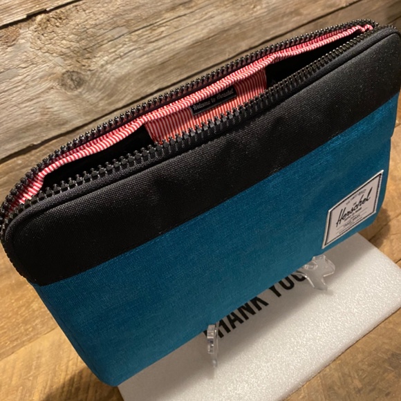 Authentic Hershel Padded Zipper Tablet Tote - Brand NEW measures 13’x8’ approx - Picture 5 of 7